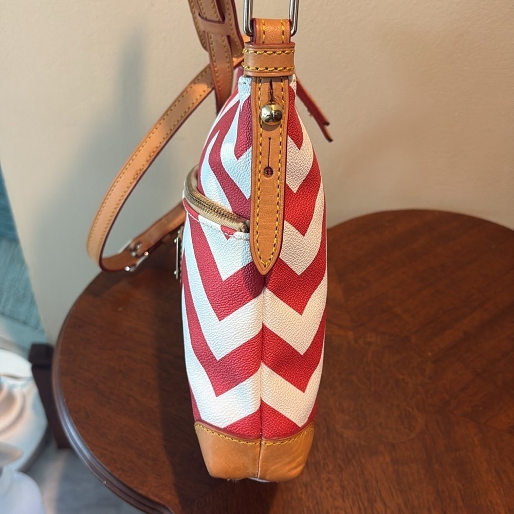 Dooney Bourke  Wavy Crossbody bag, leather red & White tan leather trim/red edge - Picture 8 of 17